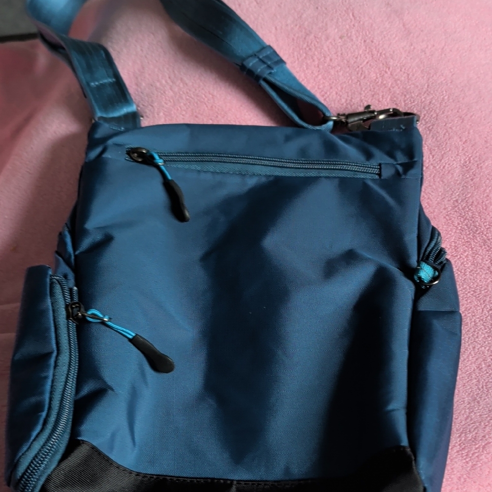 Travelon Blue and Black Men’s Anti-Theft Crossbody Messenger Bag - Picture 2 of 2